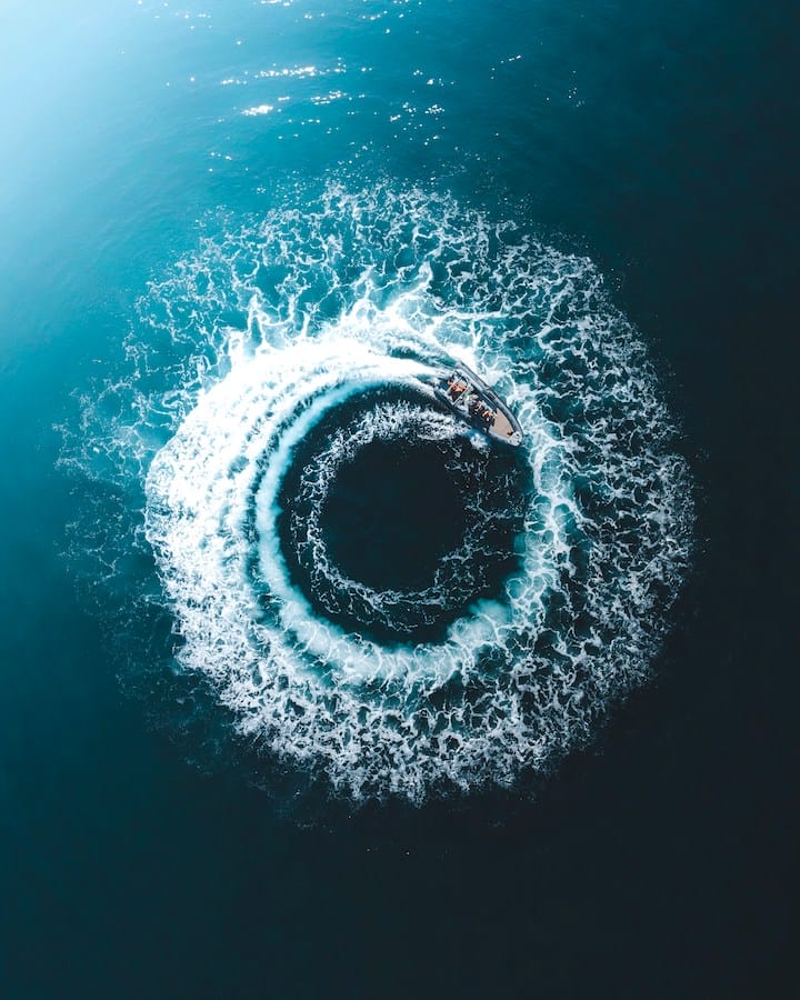 a yacht doing O shape in the sea